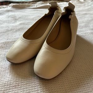 Everlane The Italian Leather Day Heels in Bone, size 7